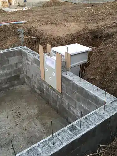 Groupe de filtration monobloc intégré à la paroi d'une piscine
